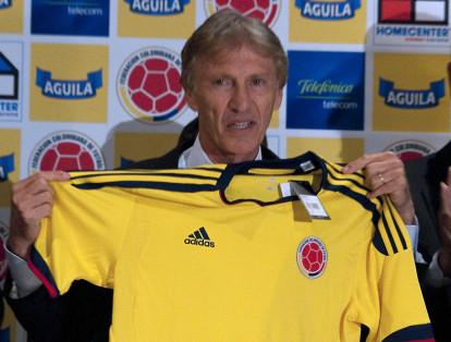 Durante su presentación en conferencia de prensa el entrenador argentino recibe la camiseta de la Selección Colombia con su apellido en la espalda.