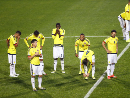 Los jugadores colombianos tras caer derrotados en la tanda de penaltis del partido Argentina-Colombia, de cuartos de final de la Copa América de Chile 2015, en el Estadio Sausalito de Viña del Mar, Chile,