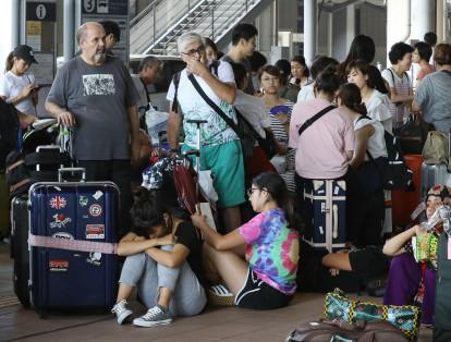 Jebi, el tifón más potente en alcanzar Japón desde 1993, dejó a su paso por Japón al menos 11 muertos, más de 600 heridos y numerosos daños materiales, y sembró el caos en el aeropuerto de Kansai (Osaka), que permanecerá cerrado hasta nueva orden.