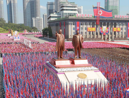 Miles de soldados, seguidos de la artillería y tanques, desfilaron este domingo en Pyongyang para conmemorar el 70º aniversario de Corea del Norte, pero sin exhibir los misiles balísticos intercontinentales que le valieron al país múltiples sanciones internacionales.