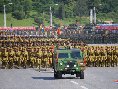 El líder norcoreano, Kim Jong-un, presidió el desfile pero no pronunció ningún discurso y el régimen optó por no mostrar misiles balísticos intercontinentales o de alcance medio, según la delegación de la agencia nipona Kyodo en Pionyang y detallaron también en la red social Twitter periodistas invitados al evento.