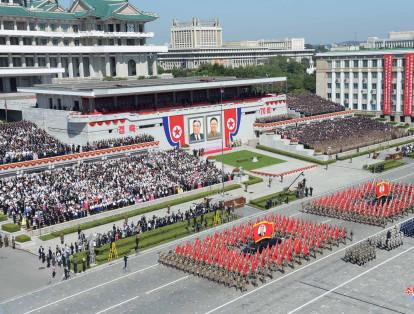 Se trata del primer gran desfile norcoreano desde que Kim y el presidente de EEUU, Donald Trump, firmaron una declaración conjunta en Singapur comprometiéndose a trabajar para lograr la desnuclearización del régimen a cambio de que Washington garantice la supervivencia del mismo.