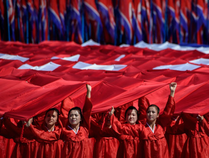Las celebraciones del aniversario norcoreano continuarán más allá del desfile. Desde la noche y a lo largo de septiembre presentará sus “Juegos de Masas”, un espectáculo en el que miles de personas se mueven en perfecta sincronía para componer danzas, imágenes y acrobacias en honor de la patria y su líder.