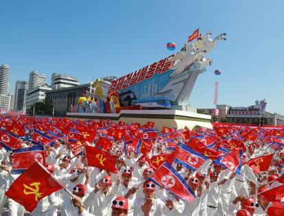 Kim acudió hoy, como es tradición en las efemérides norcoreanas, a rendir tributo a las figuras de su padre y su abuelo, Kim Jong-il y Kim Il-sung, al Palacio del Sol de Kumsusan, en el que reposan los restos momificados de ambos.