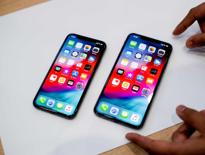Apple presentó esta semana tres variantes del iPhone X, lanzado el año pasado para celebrar los diez años del teléfono inteligente. Se trata del iPhone Xs, el iPhone Xs Max y el iPhone Xr. Su costo podría llegar a superar los 3 millones de pesos en Colombia. El iPhone XS y XS MAX estarán disponibles para preordenar el 14 de septiembre y reclamar el 21 de septiembre, mientras que el iPhone XR se podrá preordenar el 19 de octubre y reclamar el 26 de octubre.