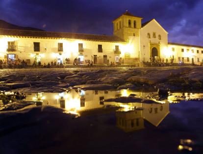 Villa de Leyva, es un pueblo ubicado en Boyacá y cuenta con un escenario colonial para caminar en medio de las calles de piedra con colores blancos y luces doradas que iluminan la noche.
