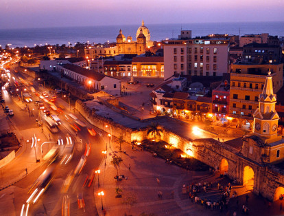 Cartagena conocida como la ciudad amurallada es sinónimo de buen gusto paradisíaco, contemplando el mar junto con un par de bebidas tropicales, caminando por las playas y observando los atardeceres, todo un plan de película para celebrar el día de amor y amistad.
