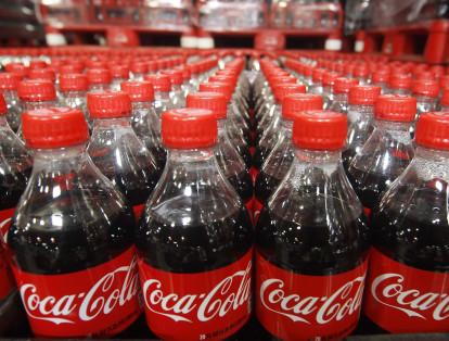 La popular Coca-Cola fue creada por el farmacéutico John S. Pemberton cuando buscaba elaborar un jarabe que aportara energía y aliviara los problemas de digestión. Así, la farmacia Jacobs fue la primera en comercializar el preparado a un precio de 5 centavos el vaso.