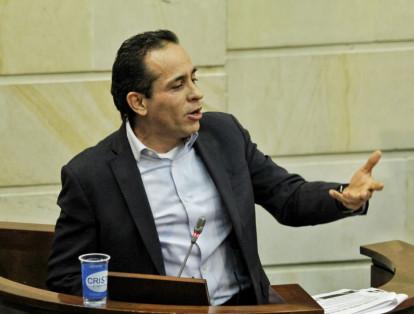 El senador Alexánder López dedicó su intervención a criticar las actuaciones de Carrasquilla en el pasado.