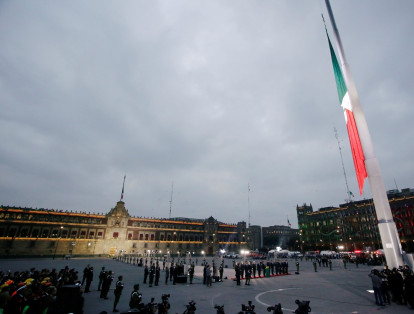 Amaneció en la capital, y militares salieron del Palacio Nacional para colocar a media asta en señal de luto la monumental bandera mexicana, en un acto al que asistirá el presidente Enrique Peña Nieto.