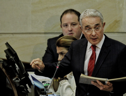 En la noche de este martes, en la plenaria del Senado, Uribe afirmó que Carrasquilla “es un hombre probo” y que el Congreso “lo conoció y sabe” que es un funcionario “que propone y que discute”.