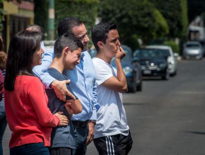 Familiares de víctimas del terremoto lloran a sus seres queridos que perdieron la vida cuando el colegio se vino abajo en 2017.