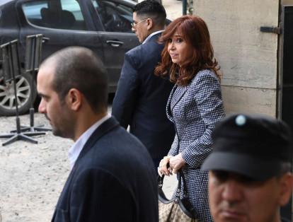 La expresidenta Cristina Kirchner compareció nuevamente este martes ante los tribunales por una causa de lavado de dinero, un día después de que se solicitara su prisión preventiva en el proceso ‘los cuadernos de la corrupción’, que sacude a la sociedad argentina.