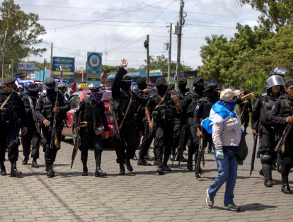Esa manifestación empezó bajo una fuerte presencia policial y con consignas a favor de la liberación de los detenidos por protestar contra el Ejecutivo y al grito de "El pueblo unido jamás será vencido".