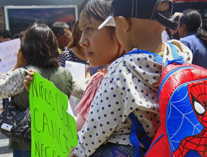 Padres acompañados con sus hijos enfermos de cáncer protestaron en las principales avenidas de Ciudad de México. Ellos exigieron al Gobierno mexicano el abastecimiento de tratamientos para sus hijos que padecen algún tipo de cáncer y que desde más de 15 días están agotados.