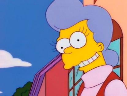 Mona Simpson era la madre de Homero y esposa de Abraham Simpson. Su aparición fue conmovedora porque Abraham le había hecho creer a Homero que Mona, su madre, estaba muerta. En la Temporada 19 de la serie hace su última aparición. Mona, a sus 77 años, se va a vivir con la familia Simpson, pero Homero no la quiere perdonar, por toda la tristeza que había sentido cuando ella no estaba.