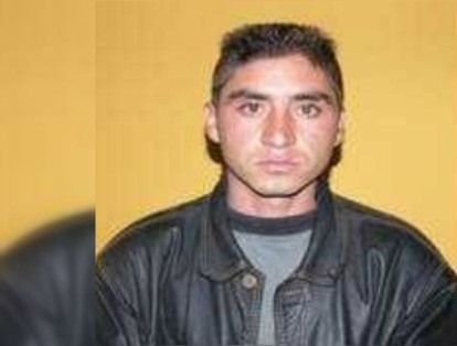 El señor Juan Mauricio Pérez Marín, de 39 años de edad, tiene circular roja de Interpol por homicidio preterintencional y porte ilegal de armas de fuego. Este hombre es conocido como alias Pestañas, integrante del Frente 42 de las Farc.