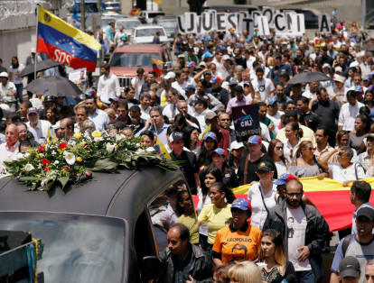 El cortejo fúnebre del concejal venezolano fallecido Fernando Albán inició este miércoles con una caminata y caravana que recorrerá más de doce kilómetros de la ciudad de Caracas para enterrar al político, que según la Fiscalía se suicidó, aunque opositores sostienen que se trata de un "asesinato".