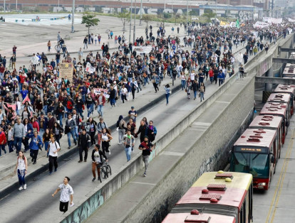 TransMilenio por la carrera 30 se encuentra detenido. Los manifestantes avanzan sobre el carril exclusivo del sistema.