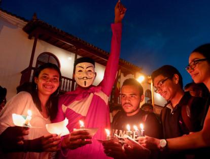 Con una vela en sus manos y cantando arengas buscaban defender el futuro de las universidades públicas.