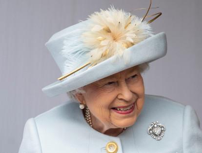 La matriarca de la Familia Real Británica, la reina Isabel II, asitió a la boda con su look habitual. Todo de su marca de confianza, Launer.