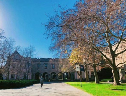 La Universidad de Melbourne ocupa el puesto 32 de este ranking internacional y es la primera universidad pública de este listado. Fue fundada en 1853 y es el principal centro de educación superior e investigación en Australia. Actualmente tiene 45.030 estudiantes.