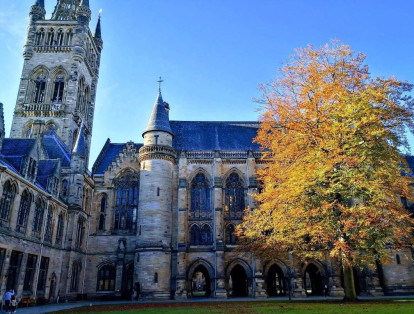 4.  La Universidad de Glasgow ocupa el lugar 93 a nivel mundial y el 4° en las mejores universidades públicas. Esta es una de las más antiguas de Escocia, data de 1451. El renombre lo ha adquirido por sus estudios e investigación. De esta han salido varios premios Nobel. Hoy cuenta con 24.235 estudiantes.