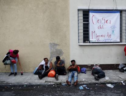 Más migrantes hondureños intentan unirse a la caravana, desafiando el llamado de las autoridades para que no emprendan el viaje.
