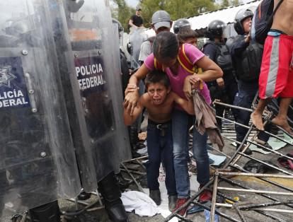 En su camino hacia el norte, los migrantes se tuvieron que enfrentar con la policía mexicana en la frontera.