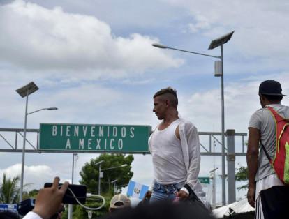 Migrantes hondureños comienzan a adentrarse en México por la frontera con Guatemala a pesar de policías, agentes de migración y organismos de derechos humanos.