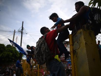 Niños, jovenes y adultos salieron de Honduras con lo poco que podían llevar.