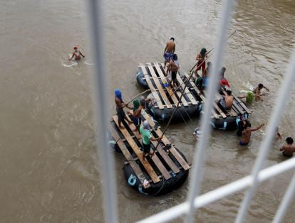 Algunos migrantes cruzaron a México por el río Suchíate bajo toda la frontera. Las personas saltaban desde el puente para poder continuar su viaje a Estados Unidos.