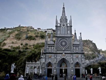 El santuario colombiano de Las Lajas está ubicado en plena frontera entre Colombia y Ecuador.