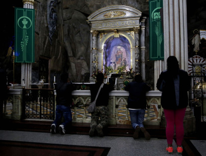 Creyentes rezan frente a la imagen de la Virgen del Rosario en Las Lajas.
