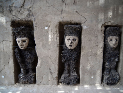 Hasta 19 estatuillas de madera de la civilización prehispánica Chimú fueron descubiertas en Chan Chan, la mayor ciudad de barro de América, capital de este imperio preincaico que dominó la costa norte peruana entre los siglos XII y XIV, anunció el Ministerio de Cultura de Perú. Estos ídolos datan de hace más de 750 años y fueron hallados por un grupo de investigadores que realizan excavaciones para recuperar los restos arqueológicos de Chan Chan, situada en la región norteña de La Libertad, y considerada uno de los vestigios más importantes del Antiguo Perú.