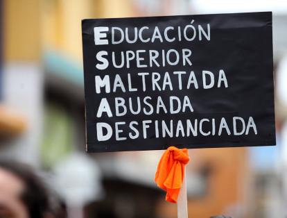 La Federación Colombiana de Trabajadores de la Educación (Fecode) realizaron un paro nacional de 24 horas en el que participaron profesores y estudiantes de universidades públicas.