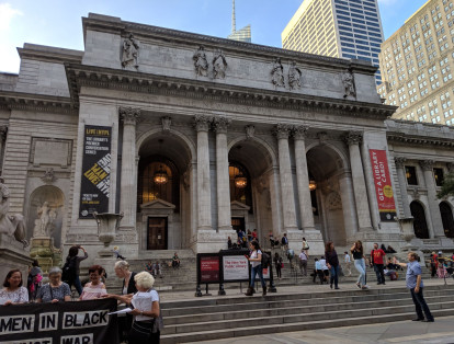 Vista de la biblioteca pública en Nueva York bajo el lente del Pixel 3XL. La cámara del dispositivo adecua de forma autónoma la recepción de luz para mejorar tomas aún cuando son obturadas en contraluz.
