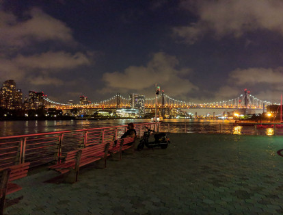 Vista de Manhattan desde Long Island bajo el lente del Pixel 3XL. Según Google, el nuevo dispositivo adecua de forma autónoma la recepción de luz de forma tal que, según promete, no se requiere flash.