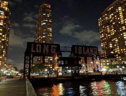 Vista nocturna del antiguo puerto de Long Island con el lente del Pixel 3XL. Según Google, el nuevo dispositivo adecua de forma autónoma la recepción de luz de forma tal que, según promete, no se requiere flash.