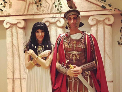 El exfutbolista del Real Madrid Álvaro Arbeloa y su esposa Carlota Ruíz se disfrazaron como legionario romano (Marco Antonio) y Cleopatra.