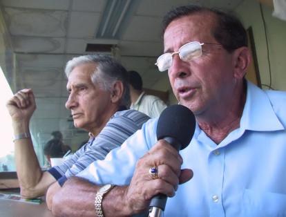 Herman 'Cuca' Aceros (der.), como comentarista de Caracol Radio, en Bucaramanga.
