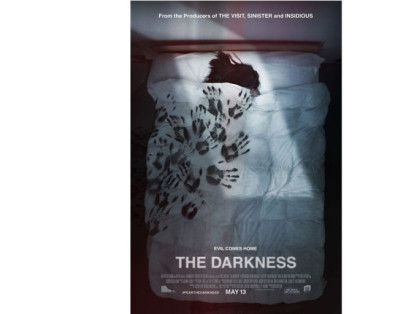 La película 'The Darknesses' estará disponible en Netflix a partir del 3 de noviembre. Dirigida por Greg McLean y co-escrita con Shayne Armstrong y Shane Krause, este thriller de terror cuenta la historia de la familia Taylor, quienes tras regresar de vacaciones en el Gran Cañón, traen consigo una fuerza sobrenatural.
