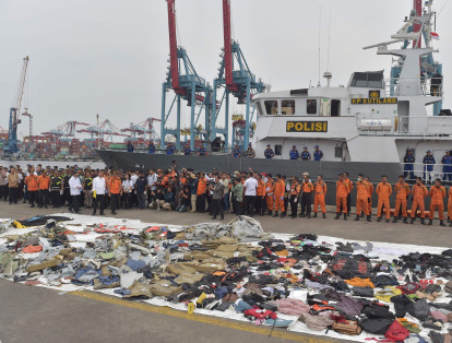 Este lunes miembros de las operaciones de rescate recuperaron pertenencias de pasajeros que iban a bordo del avión de la compañía Lion Air.