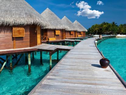 4. Maldivas: conocido por sus playas, lagunas azules y extensos arrecifes, Maldivas es un país tropical en el océano Índico que abarca 26 atolones que se componen de más de 1,000 islas de coral. Lonely Planet explica que el turismo independiente atraviesa un auge importante allí desde que existe una red de alojamiento asequible en las islas. Sobre la relación calidad-precio, la guía de viajes, además, asegura que Maldivas “no es tan barato como en el sureste asiático, pero cada vez hay más islas deshabitadas o que no son resorts que tienen pensiones regentadas localmente nada caras que acercan al viajero a la otrora esquiva cultura maldiva”.