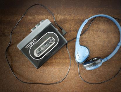 El Walkman es un reproductor de audio portátil que lanzó Sony en 1981. Su popularidad en los años 80 fue un duro golpe para el negocio de los tocadiscos, pues ya era posible cargar la música. Con el casete se hizo más fácil escuchar música en cualquier parte.