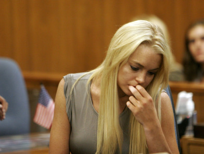 Lindsay Lohan salió de una joyería en 2011 con un collar que costaba 2.500 dólares, por lo cual fue condenada a cuatro meses de prisión. El hecho ocurrió semanas después de que la actriz saliera de rehabilitación.
