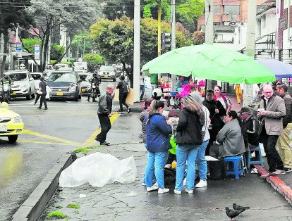En la esquina de la carrera 13 con calle 76, un puesto ambulante ya instaló sillas para los comensales. Esta situación se repite en la calle 76 con avenida Caracas, donde los peatones deben transitar por la vía debido al número de ventas ambulantes.