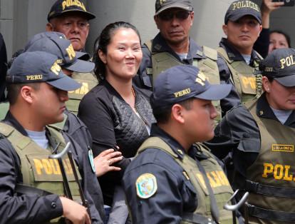 La líder opositora peruana Keiko Fujimori fue trasladada este jueves a una cárcel de Lima, un día después de que la justicia le impuso prisión preventiva por 36 meses para evitar que obstruya las investigaciones por un presunto lavado de activos en su campaña presidencial del 2011. Con una sonrisa y esposada, Fujimori salió de la celda del Palacio de Justicia, donde pasó la noche el miércoles.