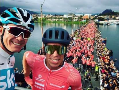 Chris Froome y Rigoberto Urán comparten en la tarime previo a la salida del Giro de Rigo en Antioquia.