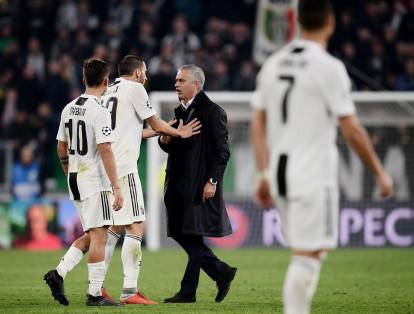 Jugadores de Juventus intentas calmar a Mourinho en Turín.